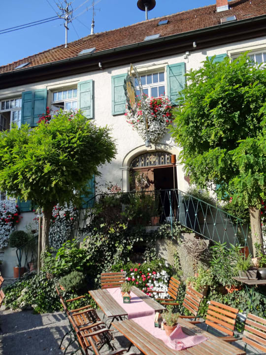 Vorplatz und Eingang Gasthof Adler Oberdorf