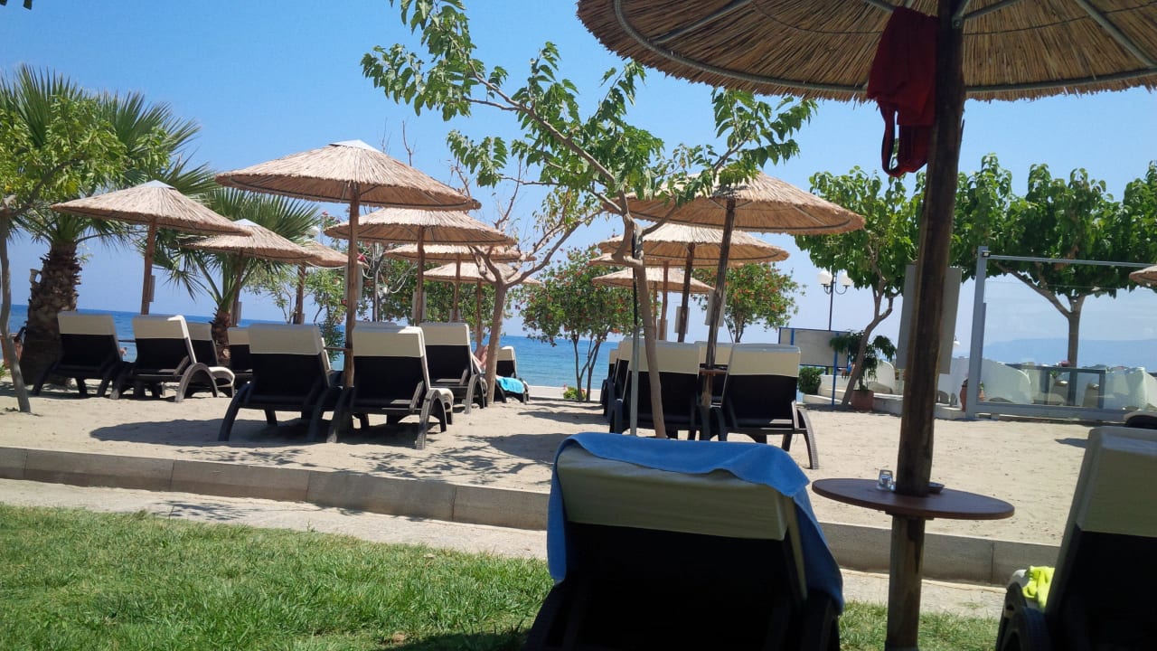 Linker Bereich mit neuen Liegen Corissia Beach Hotel