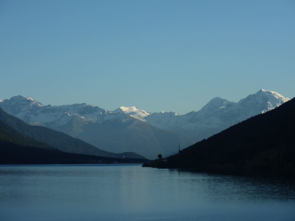 Blick über den Reschensee in Richtung Vinschgau Seehotel Panorama Relax