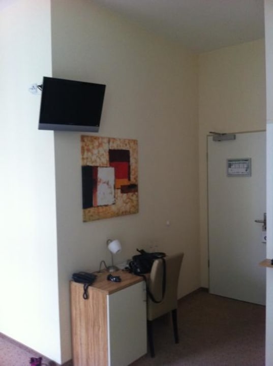 Minibar und TV / Eingang Zimmer NU Hotel Berlin