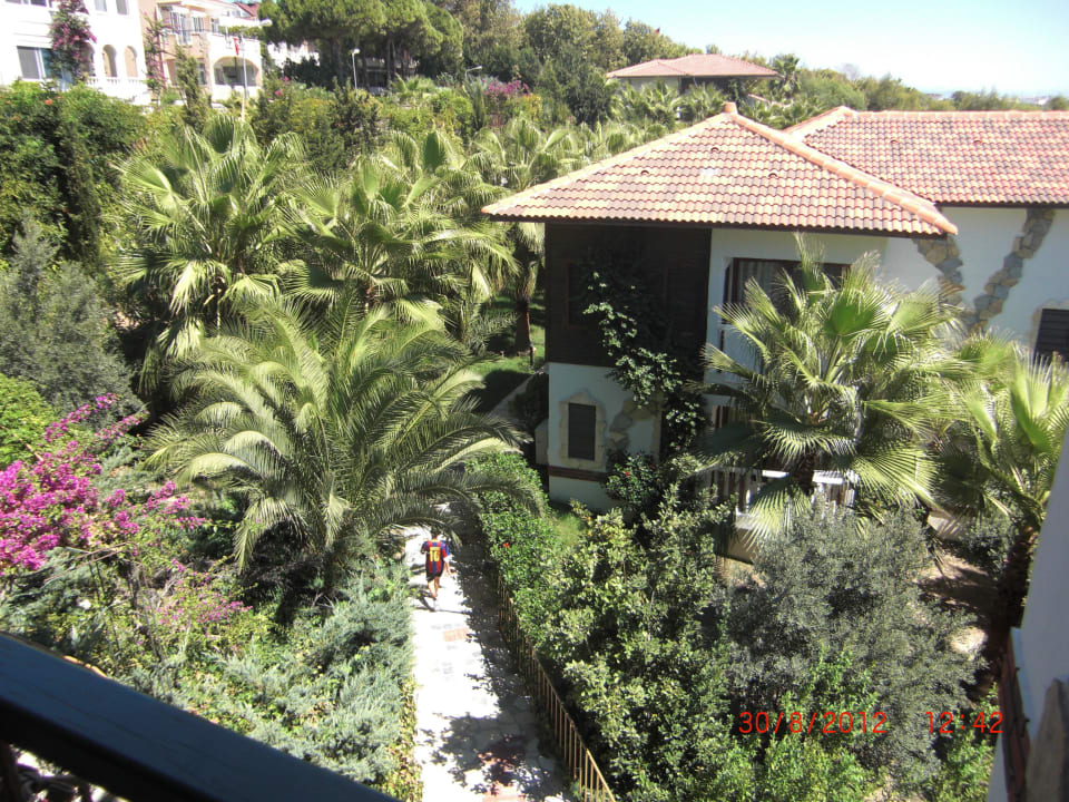 Gartenanlage mit Weg zu den Familienzimmern Hotel Defne Dream