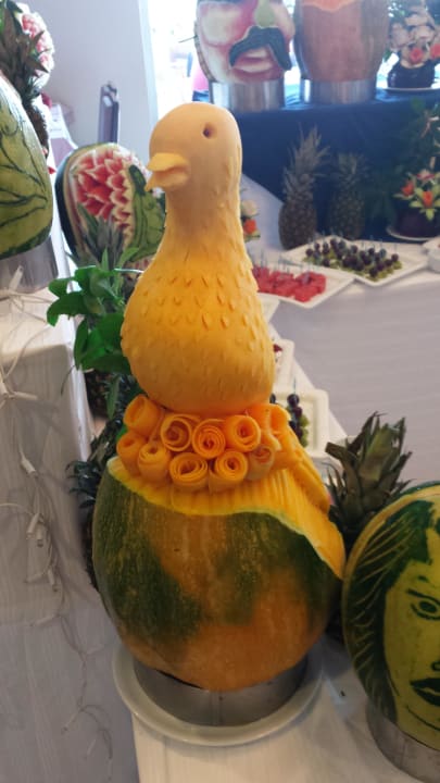 Schnitzereien am Buffet Melas Resort Hotel