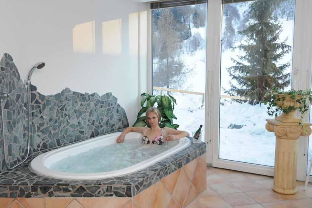 Whirlwanne im Saunabereich  Nassereinerhof