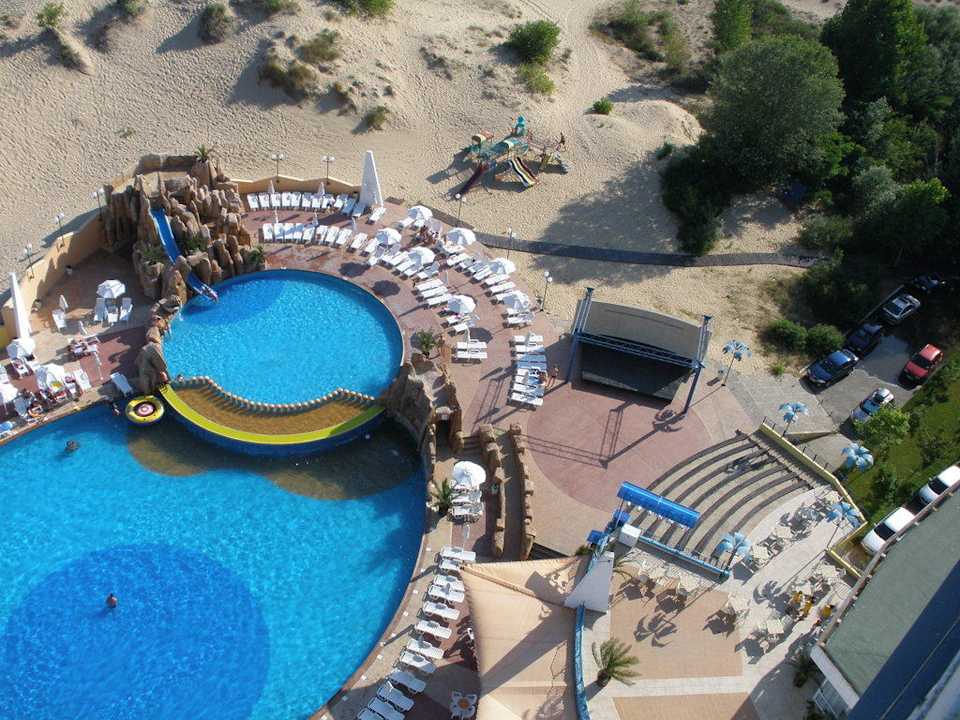 Ausblick auf Pool, Bühne & Dünen Burgas Beach Hotel