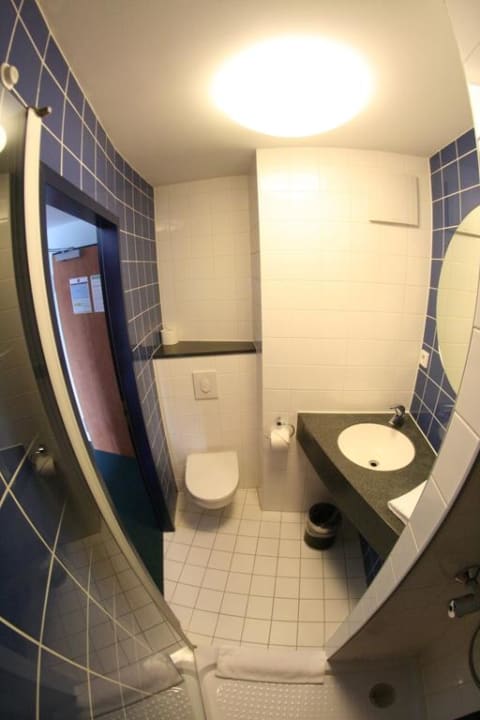 Blick aus der Dusche B&B Hotel Hamburg-Altona