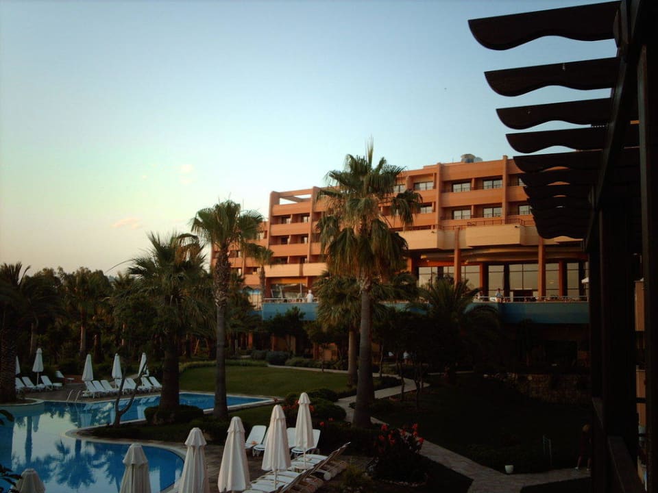 Block vom Al-La-Card-Restaurant zum Haupthaus Hotel Grand Side