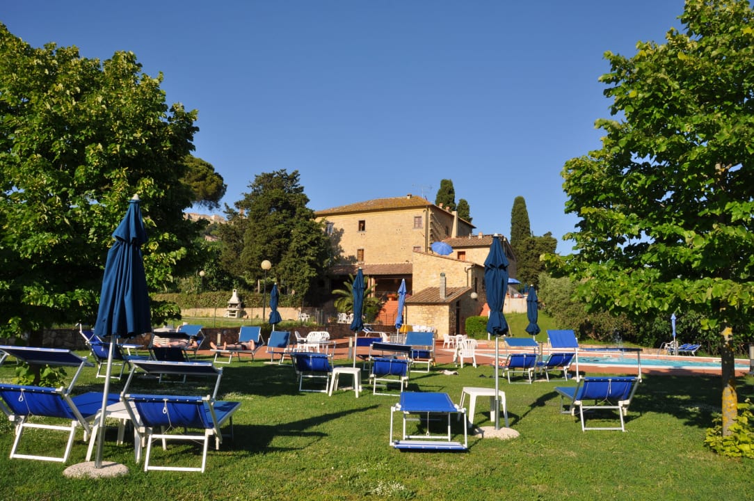 Blick von der Liegewiese auf die Villa Villa Rioddi