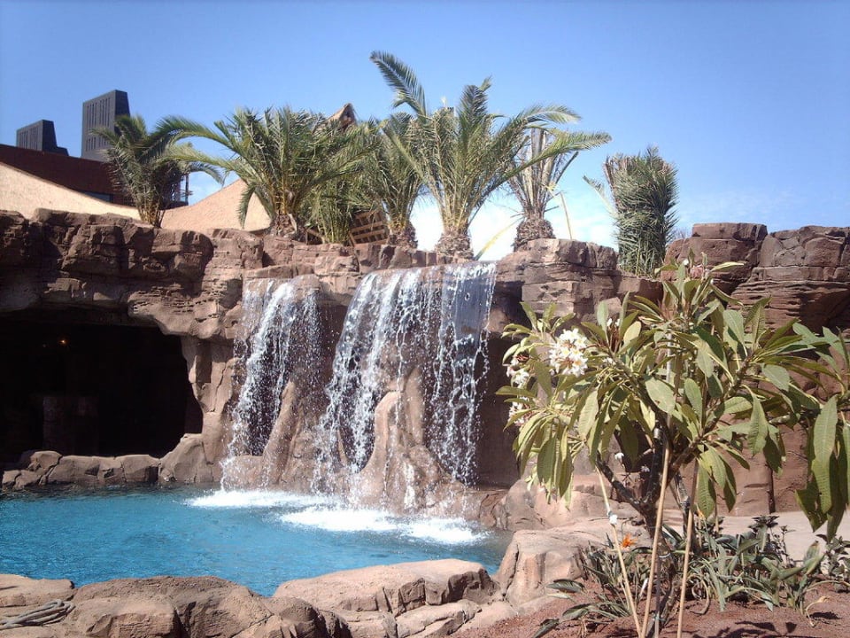 Wasserfall neben der Bar am Pool Lopesan Baobab Resort