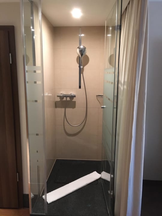 Dusche Flemings Hotel Frankfurt Main-Riverside