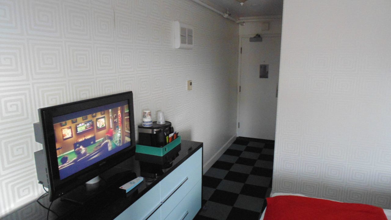 Blick zur Tür von mein Zimmer Hotel Americania