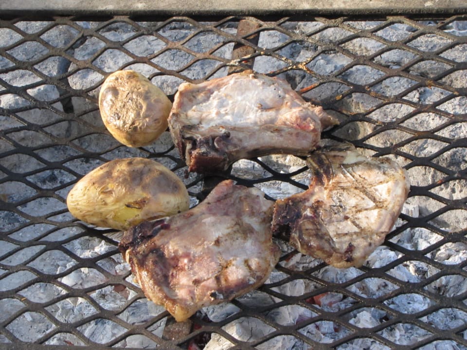 Abendessen, selbst gegrillt Okaukuejo Camp