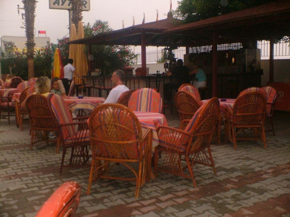 Ende August  an der Poolbar Doris Aytur Hotel