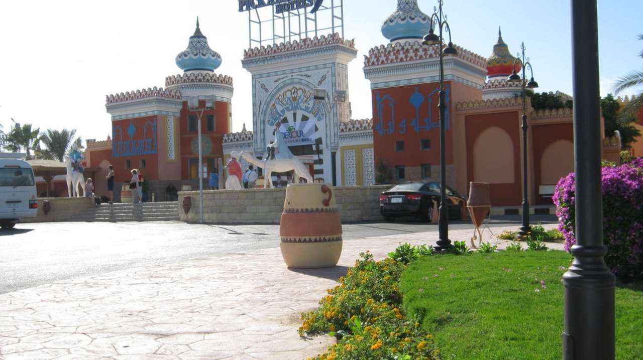 У входа в отель Pickalbatros Alf Leila Wa Leila Resort - Neverland Hurghada