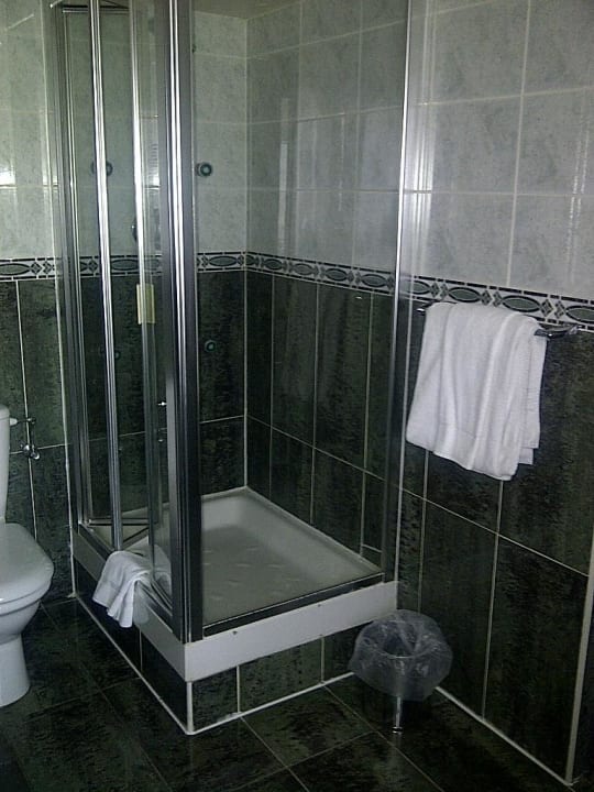 Dusche, leider war kein warmes Wasser vorhanden! Treehouse Hotel London