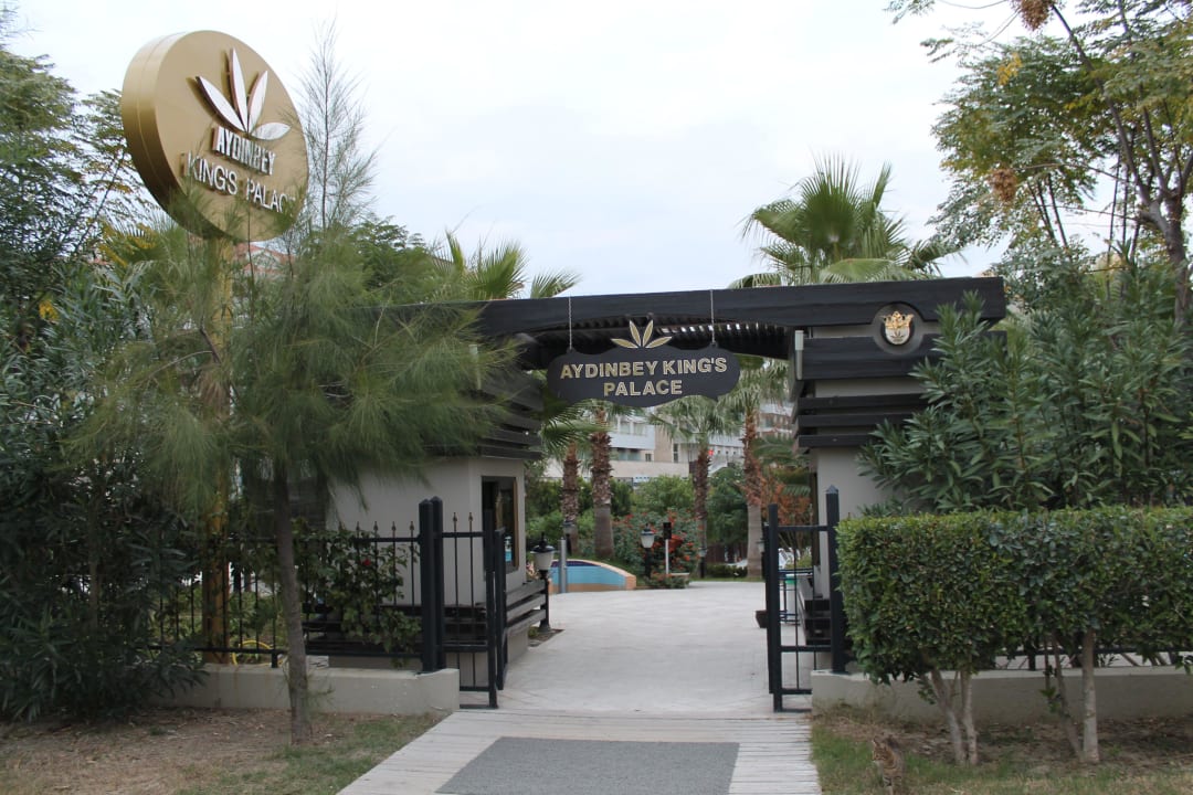 Eingang vom Strand  Aydinbey Kings Palace & Spa
