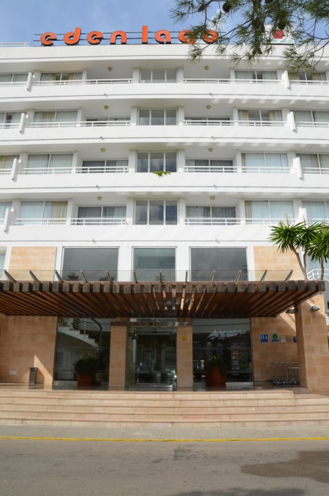 Vor dem Hotel VIVA Eden Lago