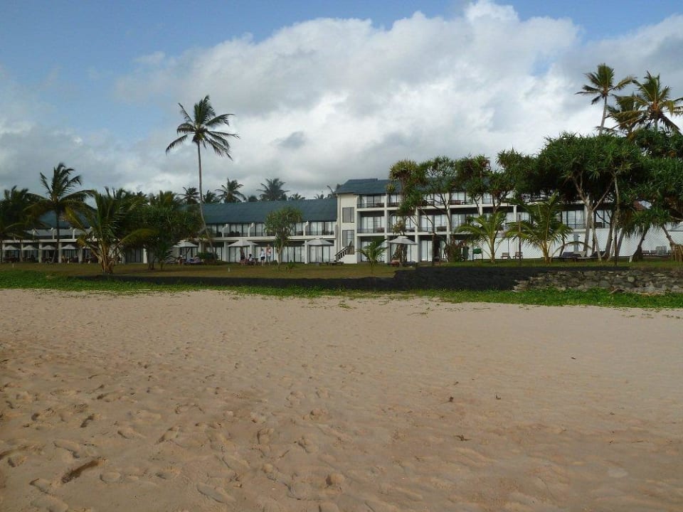 Blick vom Strand zum Hotel  EKHO Surf
