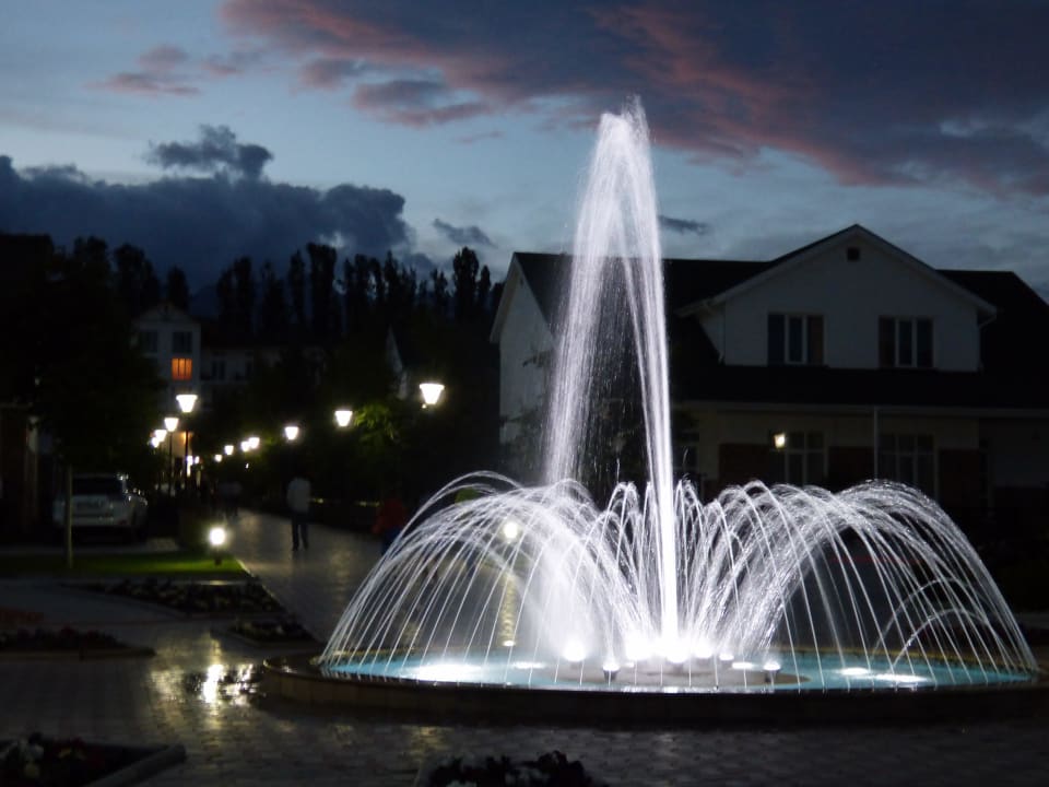Gartenanlage in der Dämmerung Hotel Kapriz Issyk Kul Resort