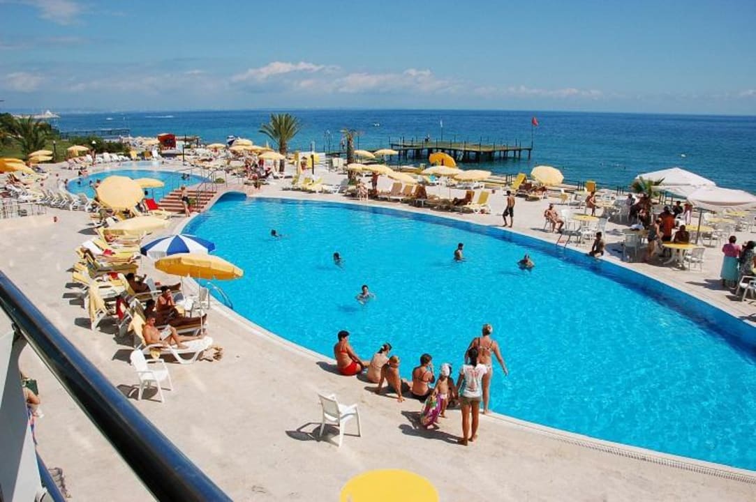 Развлекательная программа у бассейна Corendon Playa Kemer
