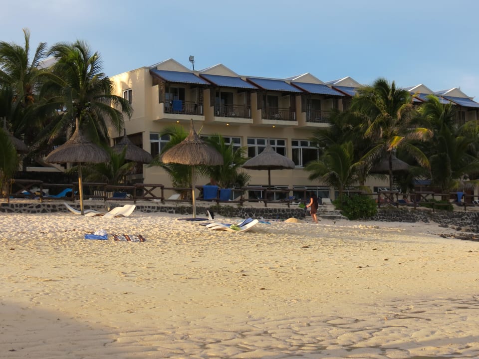Hotel vom Strand aus gesehen Le Peninsula Bay Beach Resort & Spa