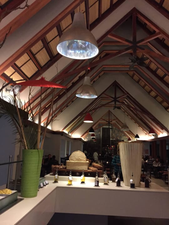 Buffetrestaurant Crystals Beach Resort Belle Mare, a member of Radisson Individuals
