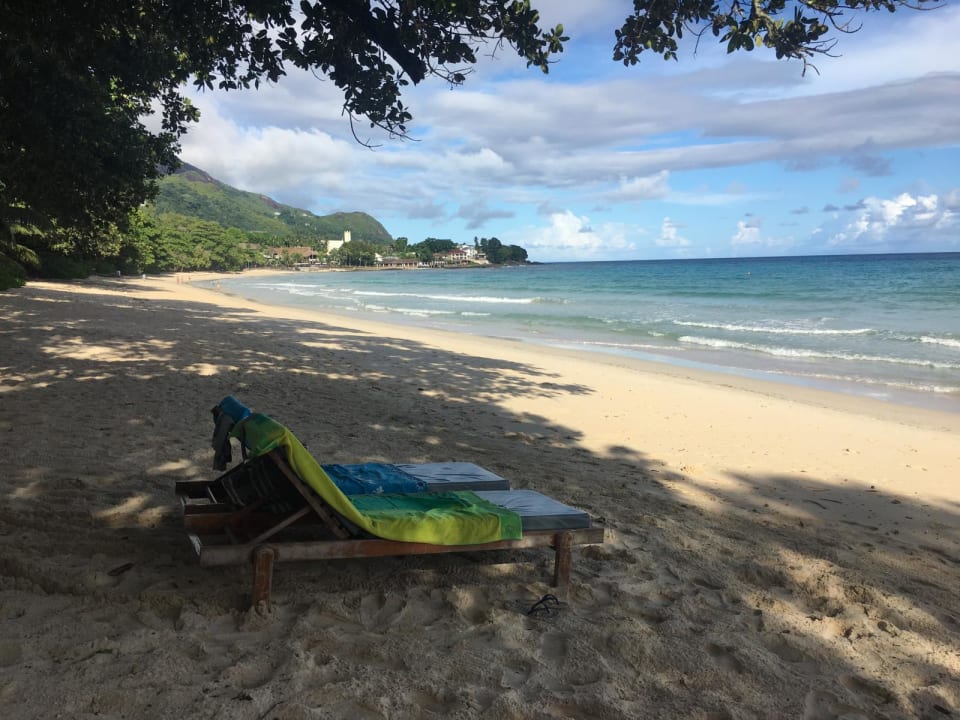 "Hotelstrandbereich" mit eigenen Liegen Berjaya Beau Vallon Bay Resort & Casino