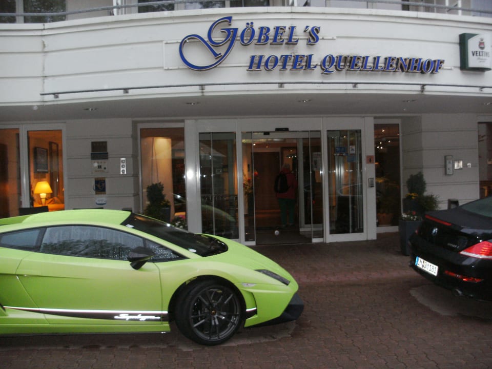 Lamborghini vorm  Eingang Göbel's Hotel Quellenhof