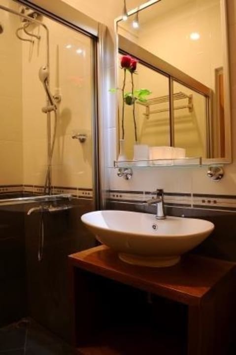 Deluxe King Bathroom IslandWay Etos