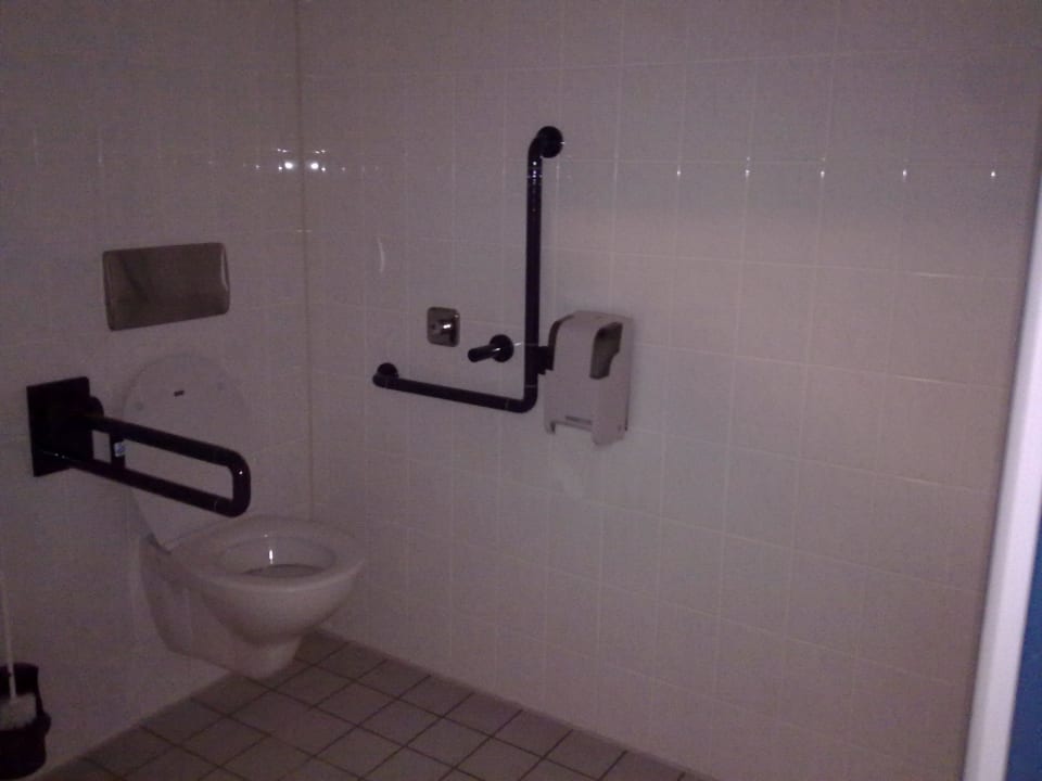 Das Bad Zimmer 13 im Ergeschoss Kurpfalz-Jugendherberge Speyer