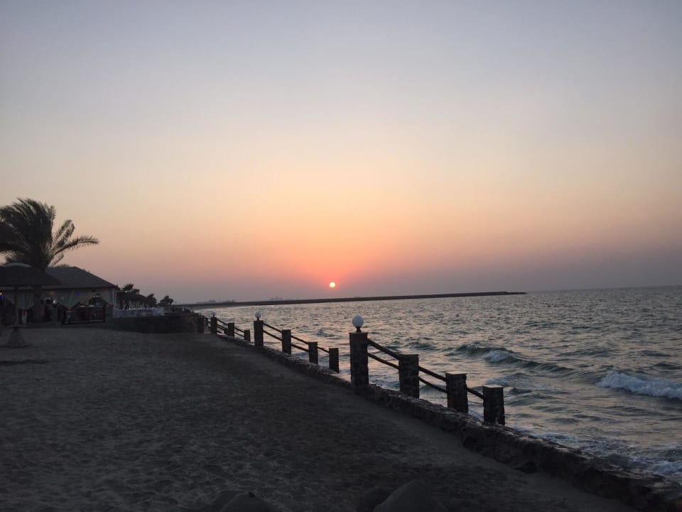 Sonnenuntergang  The Cove Rotana Resort