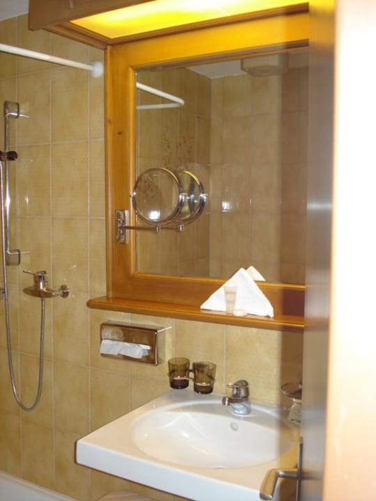 Waschbecken im Badezimmer Sunstar Hotel Klosters