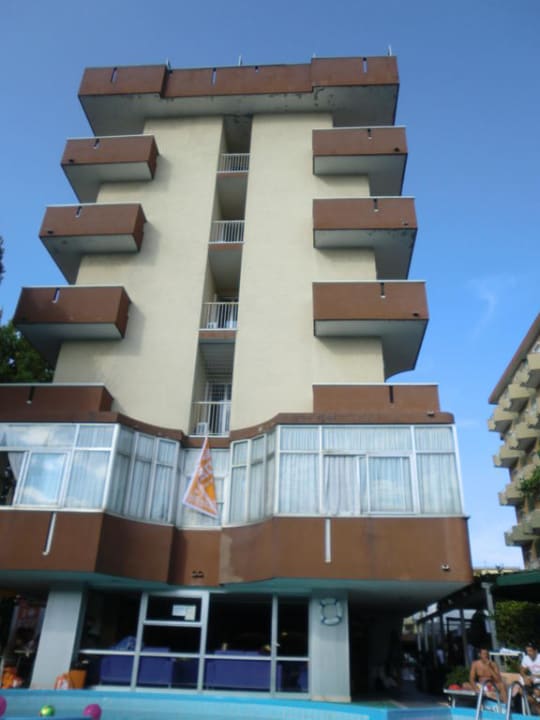 Außenansicht, wenn man am Pool ist. Hotel Gastone Riviera