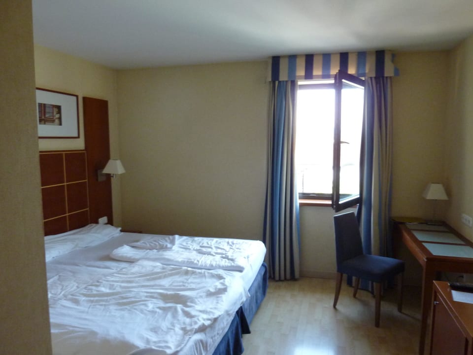 Ausreichend Platz für eine Geschäftsreise. Hotel Exe Vienna