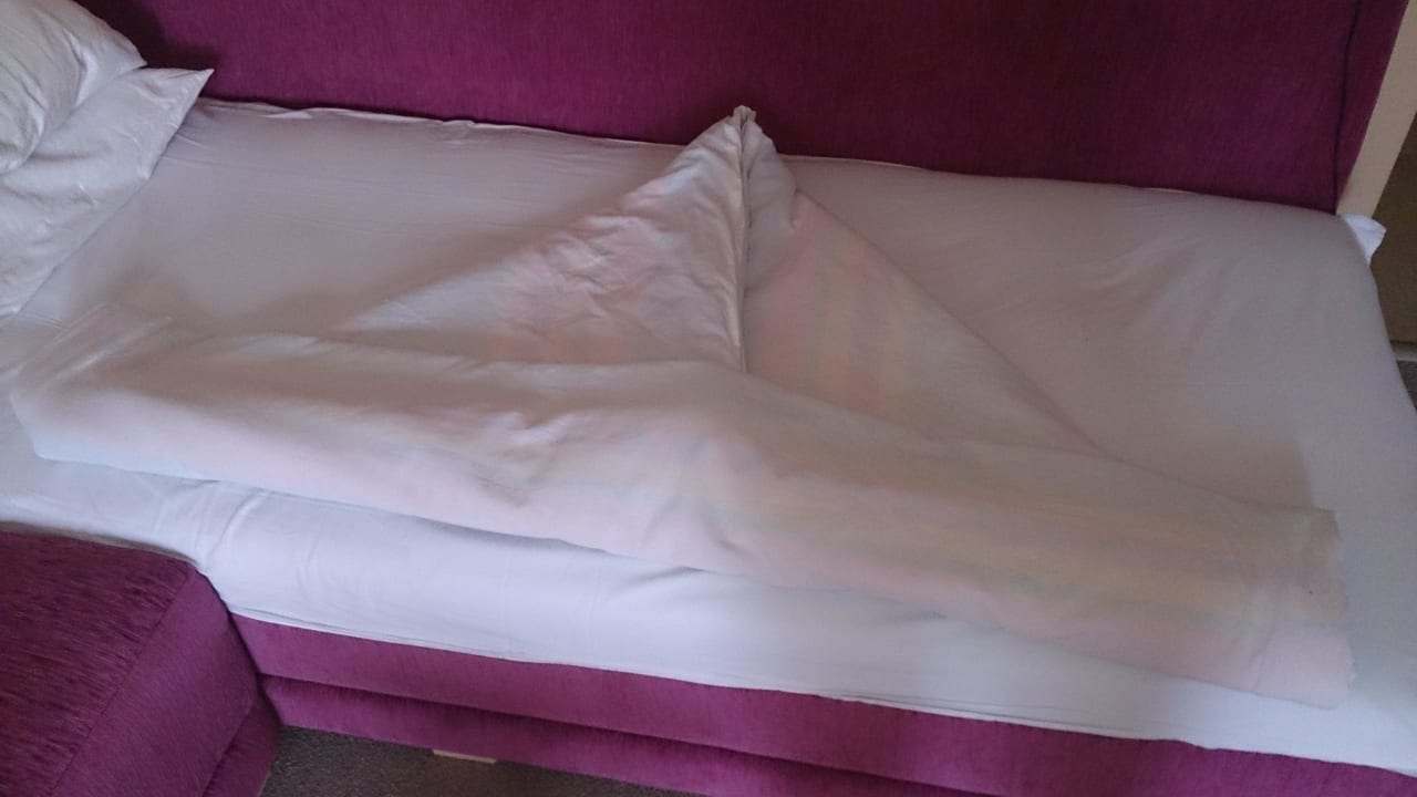 Dank und nette Geste der Putzfrau auf dem Bett GRIFID Vistamar