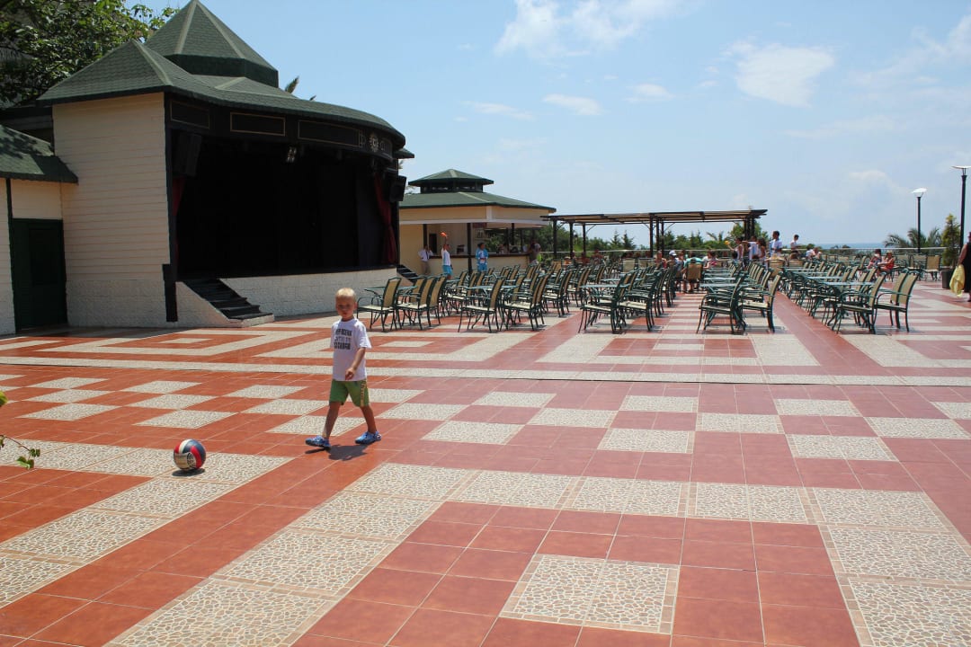 Animationsbühne mit Poolbar im Hintergrund Hotel Turan Prince