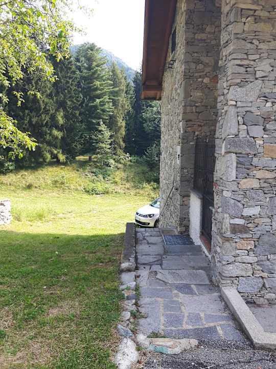 Seite mit Treppenabgang Rustico Alpe