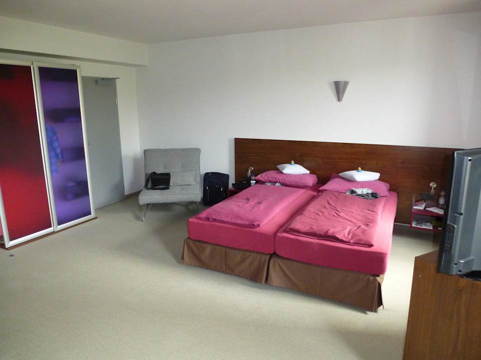 Konfortzimmer mit Dopelbett + Ausziehsessel Auszeit Hotel Düsseldorf