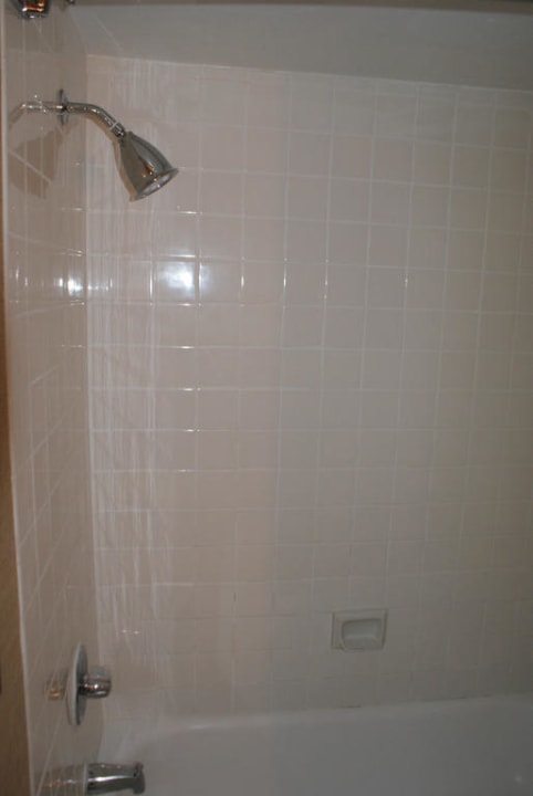 Badewanne mit Dusche Hotel Brookshire Inn and Suites