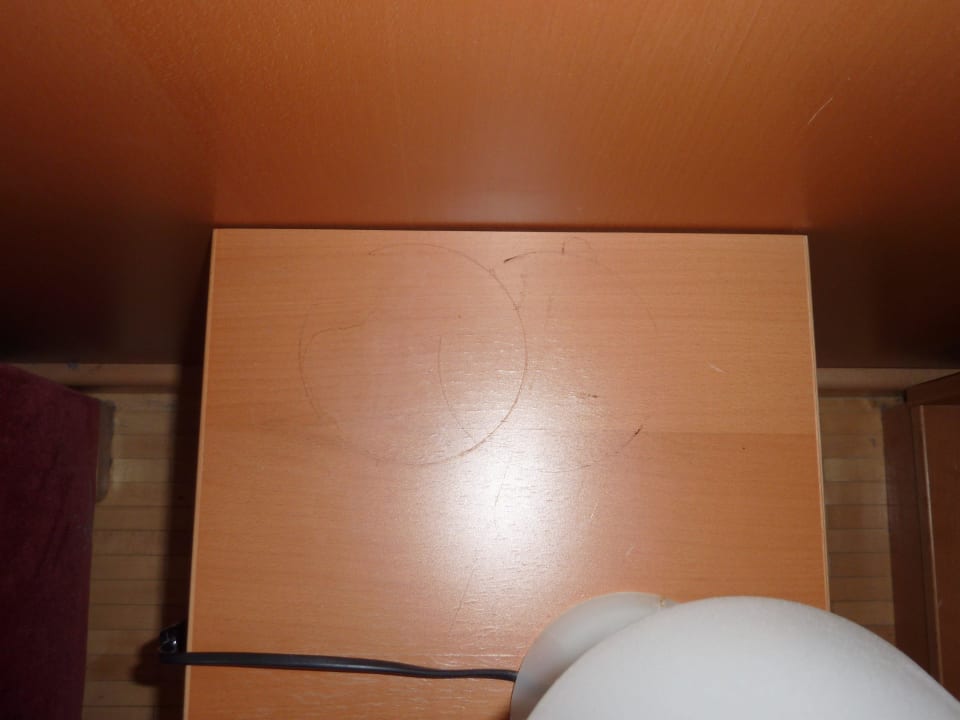 Schmutzränder auf dem Nachttisch Hotel Europahaus Wien