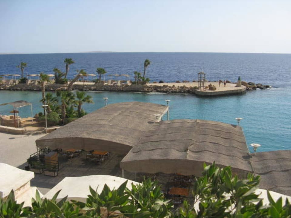 Überdachte Tische im Mittagsrestaurant Pickalbatros Citadel Resort