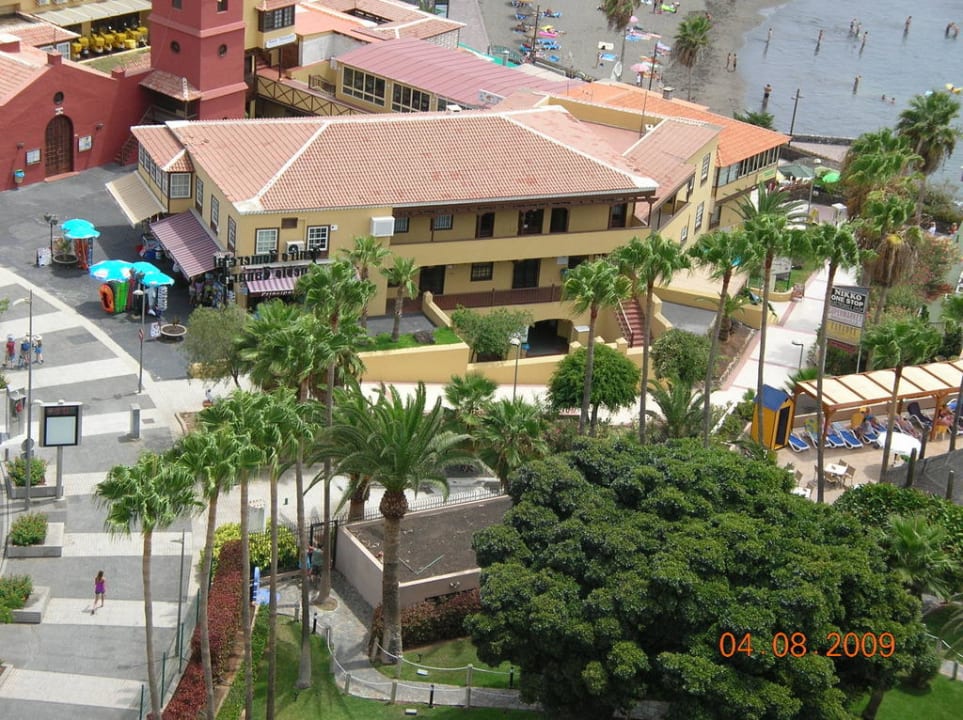 Выход с территории через калитку Iberostar Waves Bouganville Playa