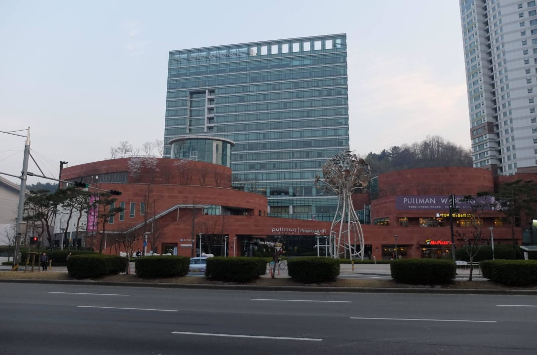 Hotel widziany z ulicy Grand Mercure Ambassador Changwon