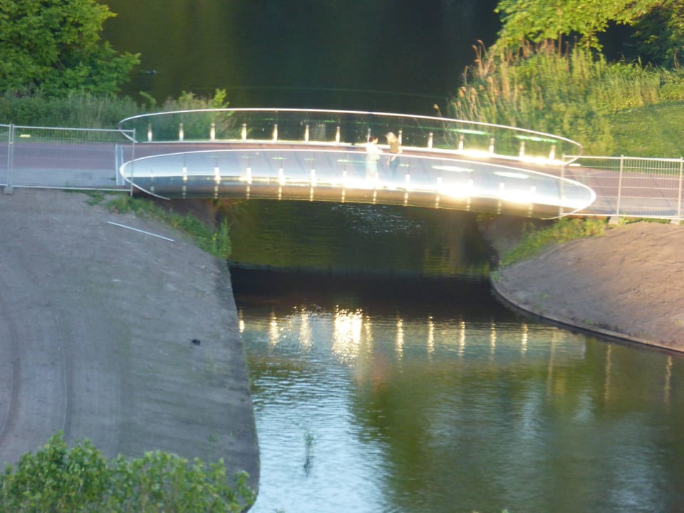 Beleuchtete Brücke im Rembrandpark Leonardo Hotel Amsterdam Rembrandtpark