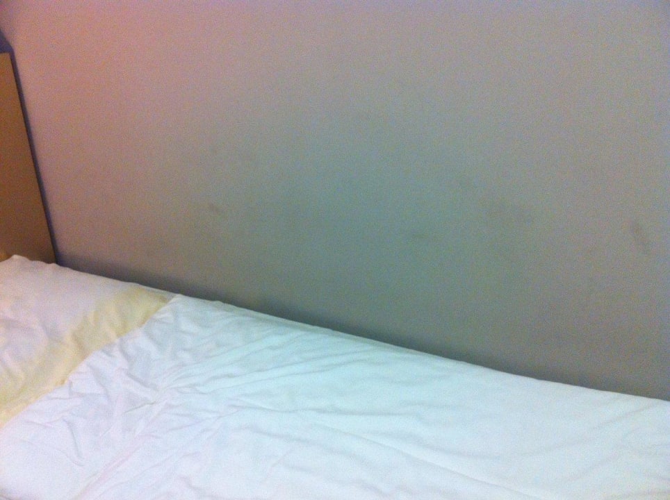 Verdreckte Wand am Bett Hotel Cult Frankfurt City