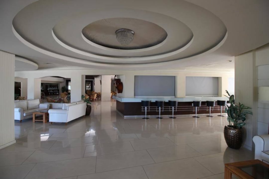 Lobbybar Sandy Beach Hotel & Family Suites