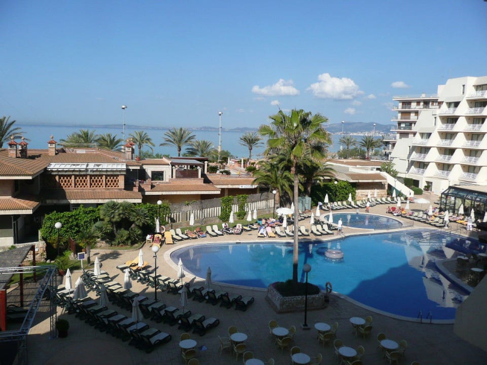 Blick vom Balkon Zi. 324 auf den Pool Iberostar Selection Playa de Palma