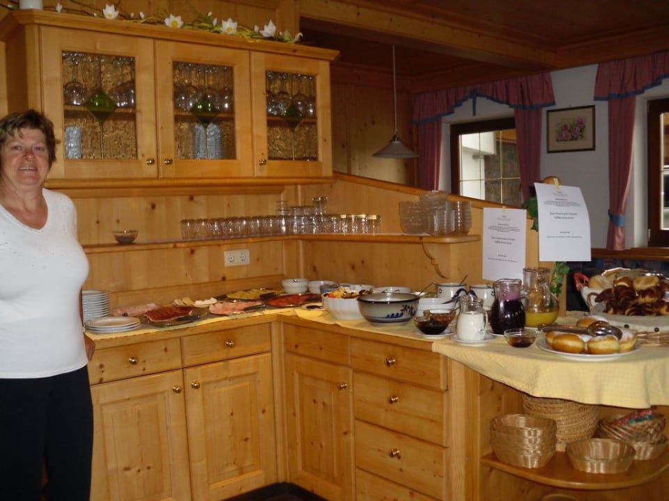 Frau Braun und ihr Frühstücksbuffet Hotel-Chalet Pennhof