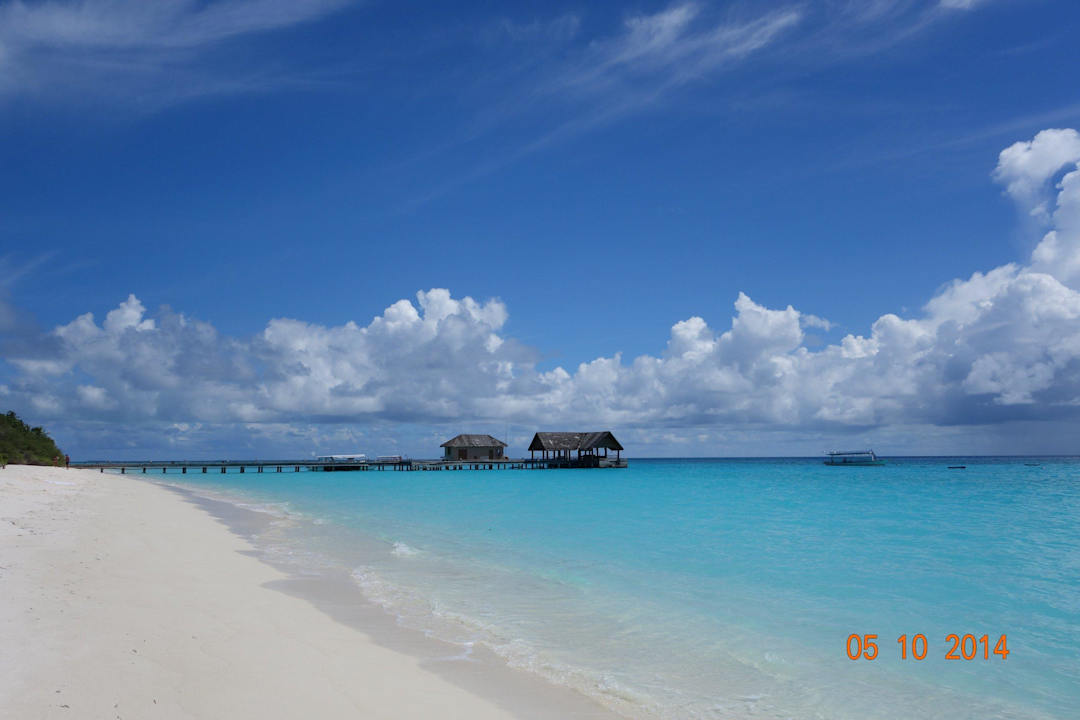 Strand auf der Sunset Seite Palm Beach Resort & Spa Maldives