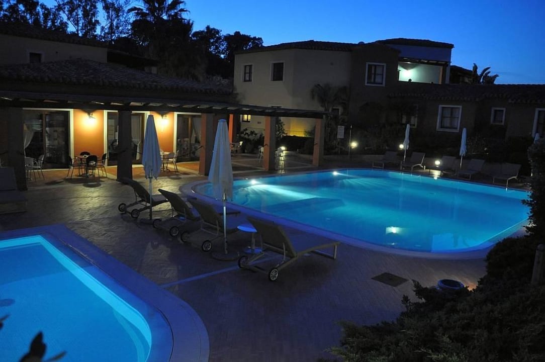 Pool bei Nacht Hotel Borgo Degli Ulivi Residence