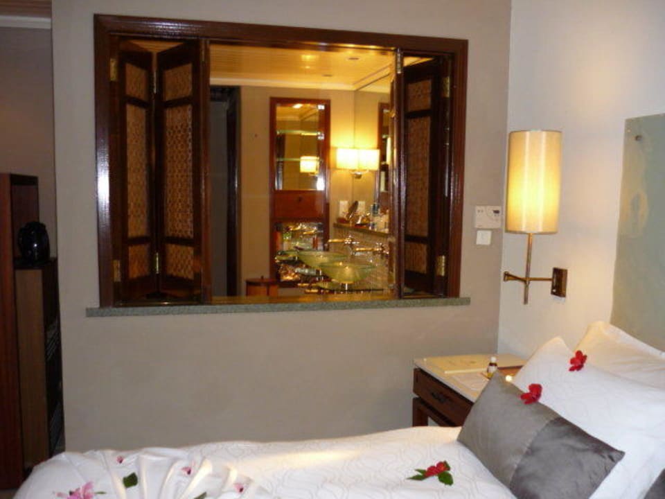 Schlafzimmer mit Blick ins Bad Constance Belle Mare Plage